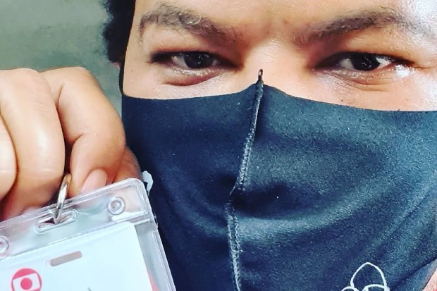 Babu Santana mostra crachá da Globo: 