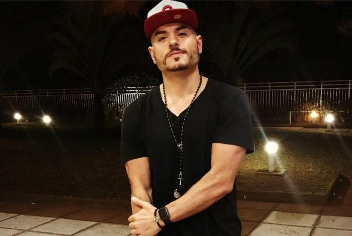 Após festa em barco, cobertura de Carlinhos é colocada para leilão